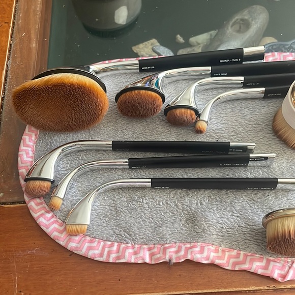 SOLD—Artis Fluenta/Elite brush lot - Picture 5 of 8